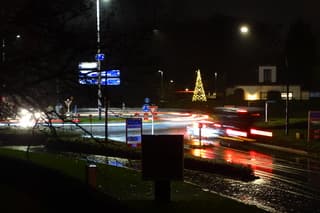 Donker, nat en grijs.