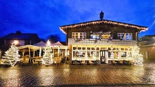 Nog geen kleur aan de lucht wel lichtjes jn de straten