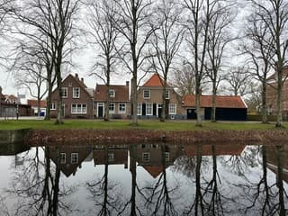 Grijze weerspiegeling.