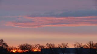wolken krijgen een blos bij zonsopkomst