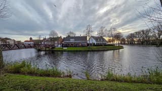 Bewolkt, beetje wind zon en droog vanmiddag 