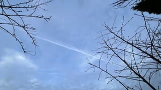 Contrail bewolking wordt dunner