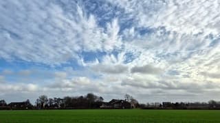 Bijzonder wolken Zon en 13 graden