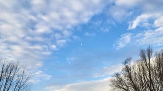 Het wolkendek breekt eventjes open .