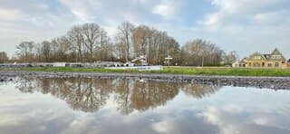 Prachtige weerspiegeling in het water van een regenplas 