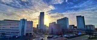 Zon piept mooi tussen de gebouwen door in Amsterdam 