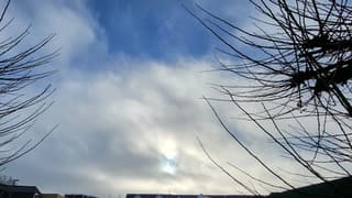 De bewolking breekt geleidelijk aan open. 