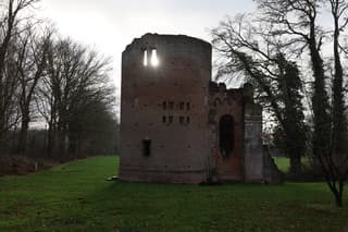 Zon door de ruïneramen