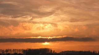 Zonsondergang met mooie wolken
