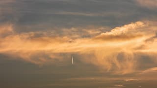Mooie wolken met zonsondergang 