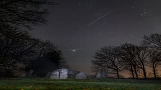 Geminide meteoor en planeet Jupiter boven hunebed D50.