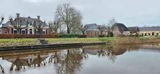 Bewolking en weerspiegeling in het water vanmiddag 