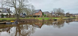 Bewolking en weerspiegeling in het water vanmiddag 