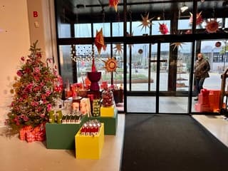 Buiten grijs/binnen kleurig.