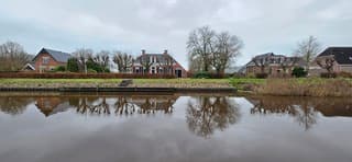 Bewolking en weerspiegeling in het water vanmiddag 