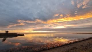 Kleurrijke zonsopkomst langs de Oosterschelde; na al die grijze dagen