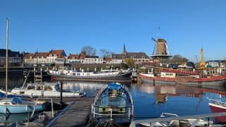 Staalblauwe lucht op zonovergoten dag aan de Lek bij Wijk bij Duurstede 