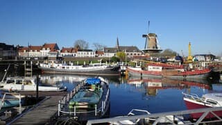Staalblauwe lucht, zon en nauwelijks wind bij Wijk bij Duurstede 