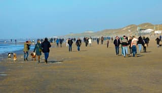 Zonnig en druk langs het strand 