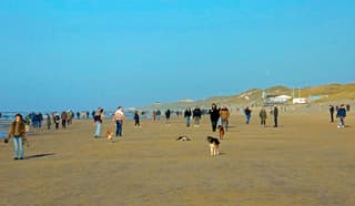 Zonnig en druk langs het strand 