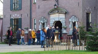 KASTEEL BEZOEKERS in de RIJ