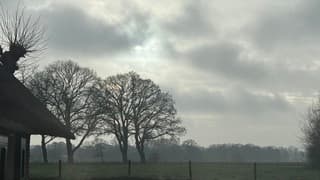 Zonnetje prikt door de wolken