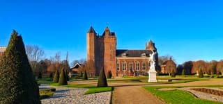 Kasteel Assumburg in strak blauwe lucht 