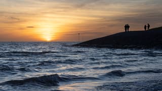 Zonsondergang met wat sluierbewolking Vlieland