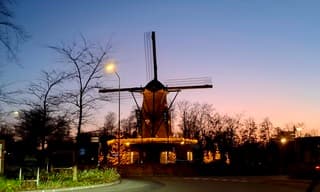 Sprangse molen in de avondlucht 