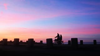 Zonsondergang met roze en blauwe kleuren