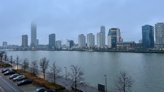 Laaghangende bewolking omhult de kop van de Zalmhaventoren 