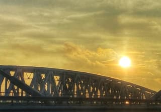 De zon komt door Nijhoffbrug Zaltbommel.