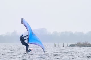 Grijze wolken.... maar voldoende wind om vooruit te komen.