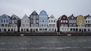 Wind, grijs weer en wat kleur dankzij de fraaie huizen in Midden-Nederland 