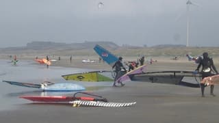 Stevige wind aan zee 