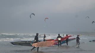 Stevige wind aan zee 