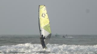 Stevige wind aan zee 