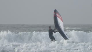 Stevige wind aan zee 