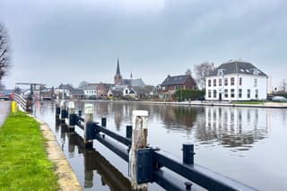 Bewolkt en rustig weerbeeld. 