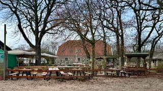 Het klaart goed op, maar het is toch nog te fris om buiten te zitten 