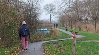 Muts op, en handschoenen aan.