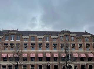 Grijze wolken vliegen hard voorbij