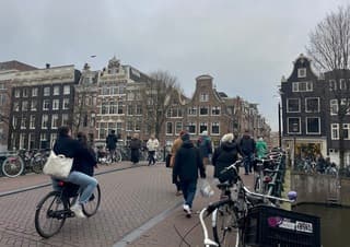  Een typisch Amsterdam momentje onder grijze wolken 