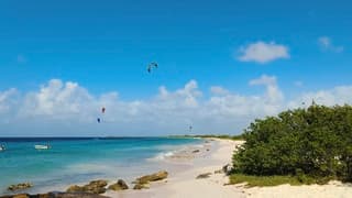 Bonaire prachtig blauw kitesurfen
