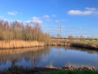 Weerspiegeling blauwe lucht 