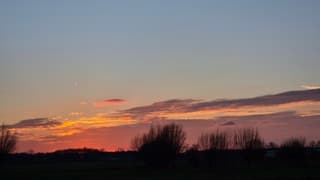 Mooie wolkenluchten bij zonsondergang 