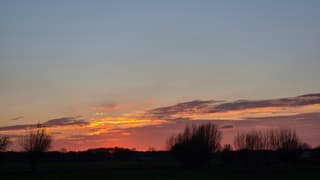 Mooie wolkenluchten bij zonsondergang