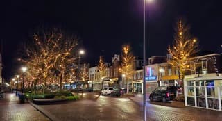 Beverwijk nat na regenbui wel mooi verlicht 