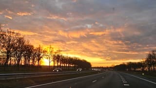 Onderweg genieten van een prettige zonsopkomst 