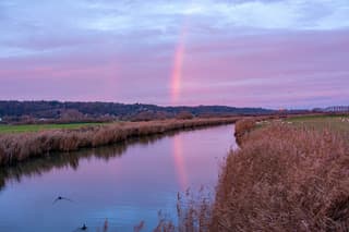 Regenboog met zonsopkomst